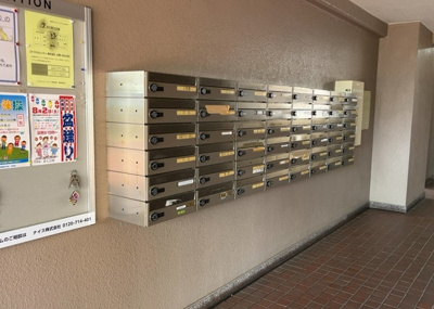 【設備】 | エンゼルハイム金沢八景 | エントランス付近に設置されている集合ポストは、住んでいる部屋と離れているため、ポストをあさるなど誰かに何かされていても被害に気づきにくいです。入居する時には他人に特定されにくい番号で鍵をかけましょう！