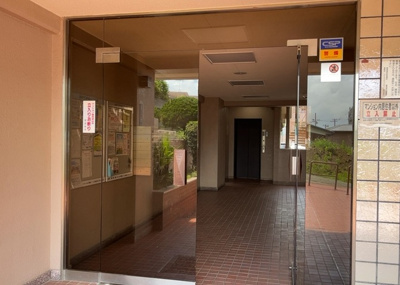 【受付】 | エンゼルハイム金沢八景 | 受付はマンションコンシェルジュがいる場合もあれば、管理人が滞在する小部屋を総称して呼ぶことがあります。主にエントランスに設置されていることから、防犯面でも期待ができます。防犯設備がない場合はより安心！