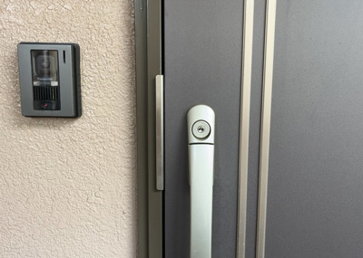 【防犯設備】 | エンゼルハイム金沢八景 | 当然のことではありますが、オートロックやセンサーライト、ホームセキュリティーなどの防犯設備があれば、小さいお子様がいるご家庭も安心ですよね！まず物件購入の際は、防犯設備もチェックするようにしましょう。