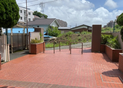 【ロビー】 | エンゼルハイム金沢八景 | ラウンジは、マンションの共用スペースに椅子やテーブルなどを配置した利用者が寛げる空間です。屋内型ラウンジと屋外型ラウンジがあります。共用部分の管理状況と合わせて、詳細については現地でご確認ください。