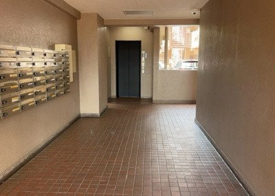 【ロビー】 | エンゼルハイム金沢八景 | ロビーというと、エントランスと何がちがうの？と思いますよね。実はロビーとエントランスには明確な決まりはありません。物件によっては、エントランスを入って広がるある程度の広さのある空間がロビーとなります。