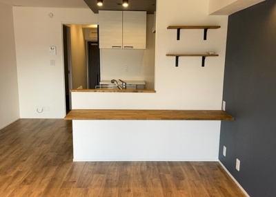 【キッチン】 | エンゼルハイム金沢八景 | L型アイランドタイプは、キッチンからダイニングにもリビングにも目が行き届くので、とても使いやすい配置です。L字型独立タイプは、キッチンを独立させてるためLDKというよりもLDといった様なイメージです。