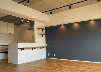 【居間・リビング】 | エンゼルハイム金沢八景 | 直線タイプはLとDKを一直線に並べた形で対面キッチンのタイプです。一般的なのでよく見かけるかもしれません。直線タイプに似た直接アイランドタイプは、キッチンとダイニングの間に壁がない分広く感じられます。