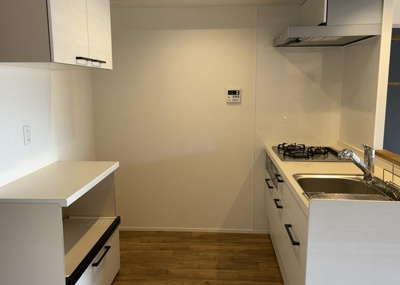 【キッチン】 | エンゼルハイム金沢八景 | 標準的なシステムキッチンの横幅は、165cm～300cm程度です。2100・2400・2550・2700などミリ単位で表記されます。普段どのように料理をするのかを想定しながら合ったサイズを選びましょう