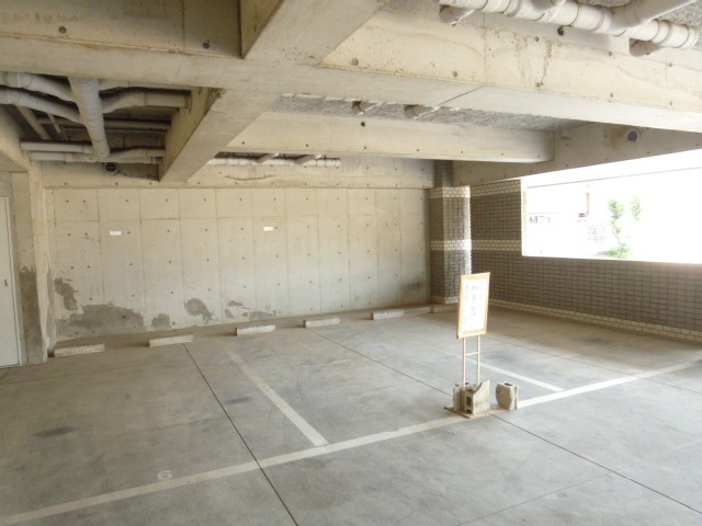 サンフローラの駐車場|屋根付き平置駐車場