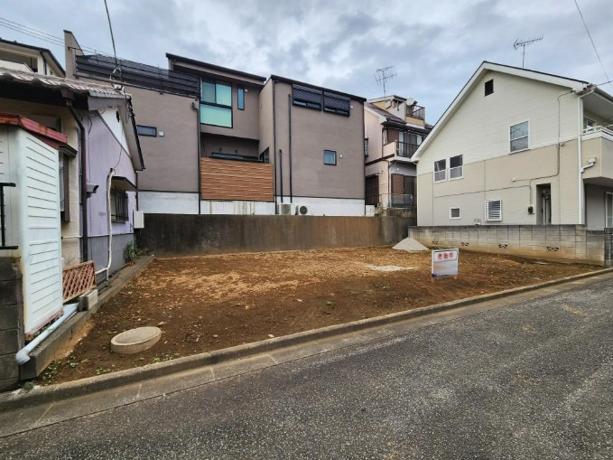 敷地面積33.4坪　売地　富士見市羽沢の前面道路含む現地写真|南道路！南側公道約4.0ｍに、接道幅約13ｍ以上でお車の出し入れもラクラクです♪