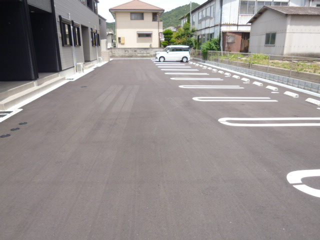 カルフールⅡの駐車場