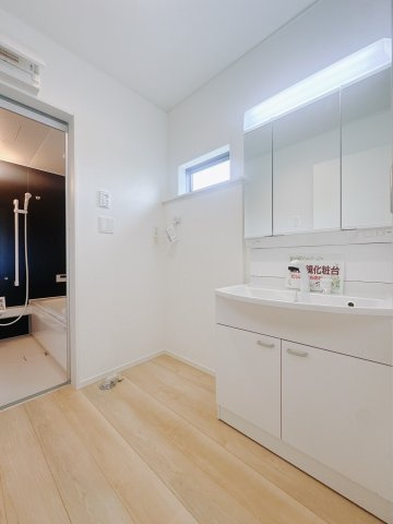 【新築戸建】　藤岡市本郷第２の独立洗面台|■洗面室（2号棟）｜朝のお出かけ準備に嬉しい三面鏡。鏡の裏には歯ブラシや整髪料などを収納できるスペースもあるので、いつでもスッキリ片付きます♪