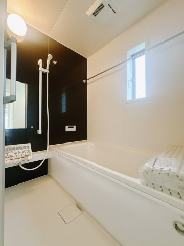【新築戸建】　藤岡市本郷第２の浴室|■浴室（2号棟）｜デザイン性に優れた浴室♪1日の疲れを癒す、ゆったりとしたバスタイムをぜひお過ごしください(*＾＾*)大きな窓付きで嬉しい♪