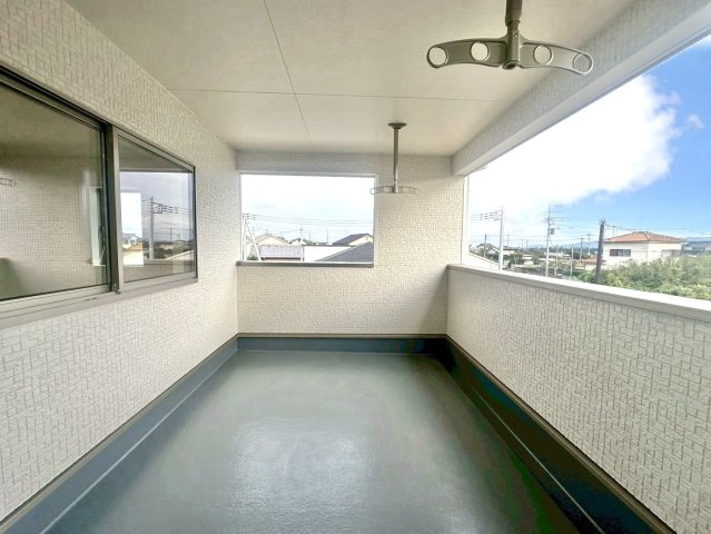 【新築戸建】　藤岡市本郷第２のバルコニー|■バルコニー（2号棟）｜ワイドバルコニーは、溜め込んでしまったお洗濯物を一気に干すことができるくらいのスペースがあります。二部屋から出入り可能なのでお布団などもラクラク干せますね♪