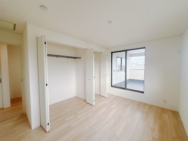 【新築戸建】　藤岡市本郷第２の洋室|■2階洋室（2号棟）｜子供部屋のメリットは「自立心を養うことができる」「自分で整理整頓できるようになる」そして、お子様が成長した際には「プライバシーを確保できる」といい事だらけ♪