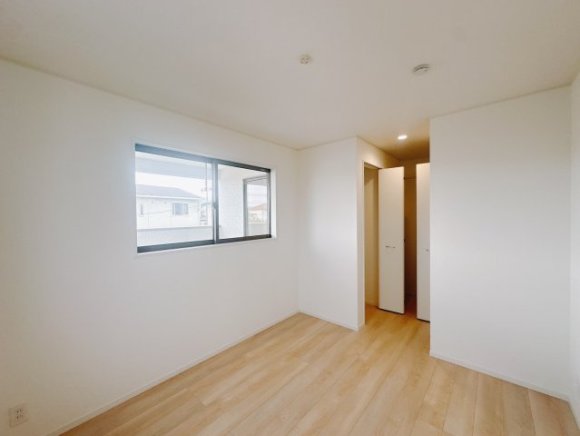 【新築戸建】　藤岡市本郷第２の洋室|■2階洋室（2号棟）｜お子様の一人部屋にピッタリな洋室。木のぬくもりを感じるフローリングは、天然木の味わいが時とともに深みを増していきます。また、傷にも強く、フリーワックスでお手入れもラクラクです♪