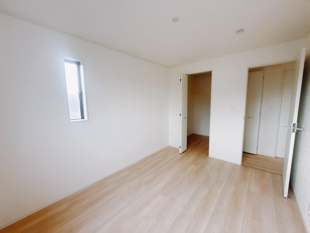 【新築戸建】　藤岡市本郷第２の洋室|■2階洋室（2号棟）｜2階各居室には収納をご用意しています♪常にお部屋を綺麗に保てます！小さなお子様も自然とお片付けができるようになるのでうれしいですよね！