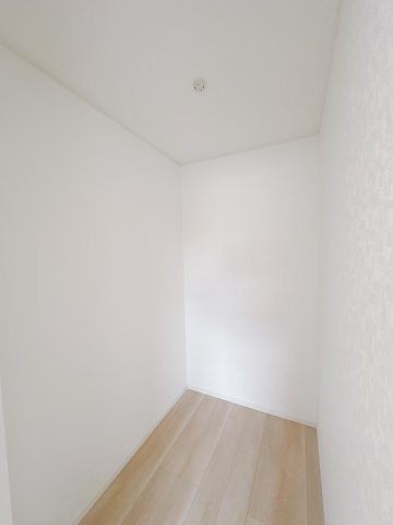 【新築戸建】　藤岡市本郷第２の収納|■WIC（2号棟）｜お気に入りのお洋服もシワを作らずきれいに管理ができる夢のウォークインクローゼット！今お使いの収納ケースもスッポリそのまま収まる広さです♪