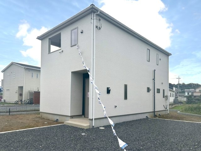 【新築戸建】　藤岡市本郷第２の外観|■外観（2号棟）｜窓の配置や、爽やかな白ベースの外観が清潔感をもたらします。まっさらなキャンバスのような家にこだわりを彩って…始めよう、あなただけの豊かな暮らし( ＾＾ )