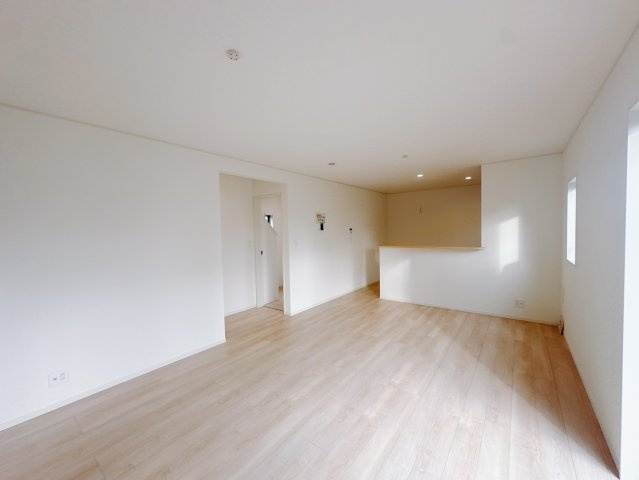 【新築戸建】　藤岡市本郷第２の居間・リビング|■リビング（2号棟）｜陽当たり良好のリビングダイニング♪賃貸では叶わなかった、お友達とのホームパーティや大音量で映画やテレビを楽しむことができます(*^^*)