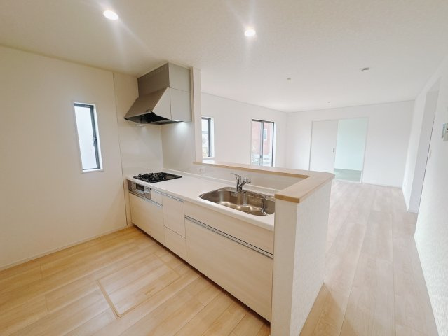 【新築戸建】　藤岡市本郷第２の居間・リビング|■リビング（2号棟）｜キッチンからお部屋全体が見渡せる一続きの空間！和室で遊ぶお子様にも目の行き届く安心設計でお部屋のどこにいても会話が弾みます♪