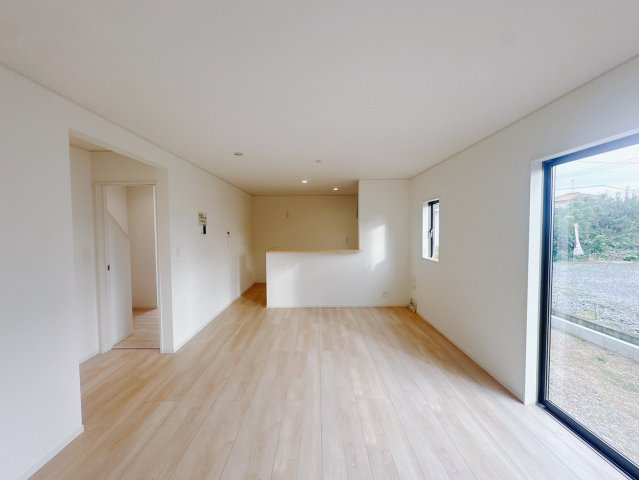 【新築戸建】　藤岡市本郷第２の居間・リビング|■リビング（2号棟）｜木製で懐かしさのある家具やアンティーク調の小物に囲まれてレコードを流したり小説を読んだり…そんな心ときめく暮らしをしませんか？