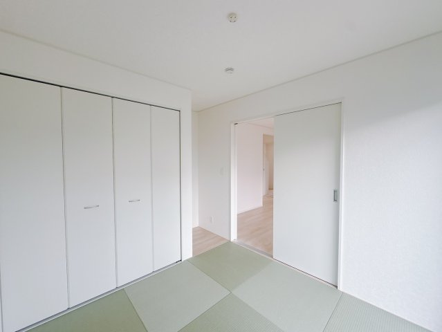 【新築戸建】　藤岡市本郷第２の和室|■1階和室（2号棟）｜和室でしか味わえない畳ならではの香りや素材で和のやすらぎを感じてください♪休日はお子様とお昼寝するのにも最適です！