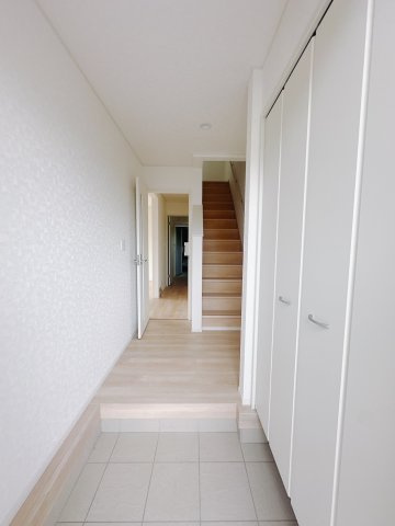 【新築戸建】　藤岡市本郷第２の玄関|■玄関（2号棟）｜毎日の「いってらっしゃい」や「お帰りなさい」を大切なご家族と過ごす玄関は〈使いやすさ〉を追求しております。玄関横の物入は急な来客時でもさっとお片付けできるスペースを確保しています。