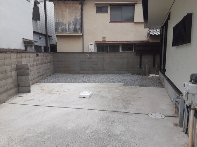 大阪府八尾市久宝園2-25の駐車場