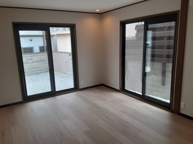 大阪府八尾市久宝園2-25の洋室