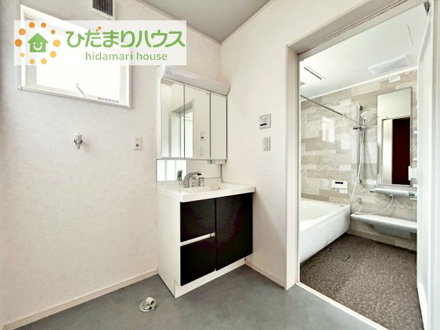 【独立洗面台】 | つくば市みどりの南　中古戸建 | 洗面所にも窓があり明るい空間です！