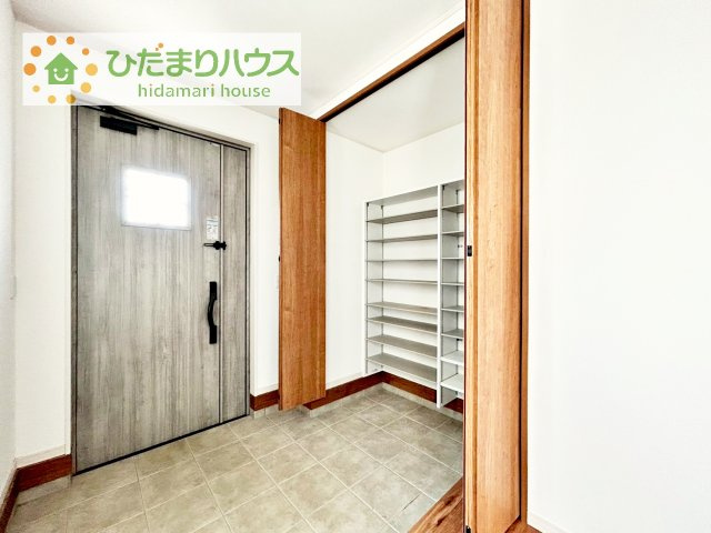 【玄関】 | つくば市みどりの南　中古戸建 | 広い玄関でベビーカーなども収納できます！