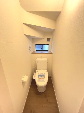 【内装】 | 福岡市城南区堤1丁目3期　1号棟（全2棟）【仲介手数料無料・0円】 | 施工例。1階のトイレです。施工例は完成時と異なる場合があります。