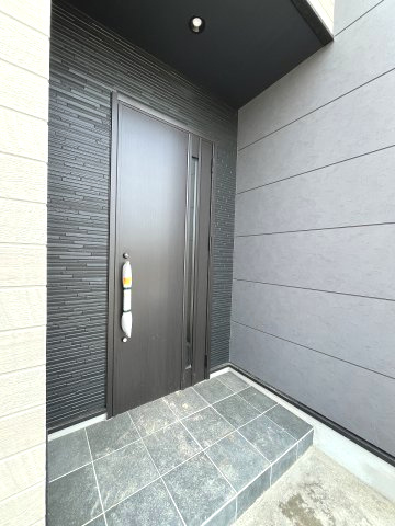 【玄関】 | 福岡市城南区堤1丁目3期　1号棟（全2棟）【仲介手数料無料・0円】 | 施工例。施工例は完成時と異なる場合があります。