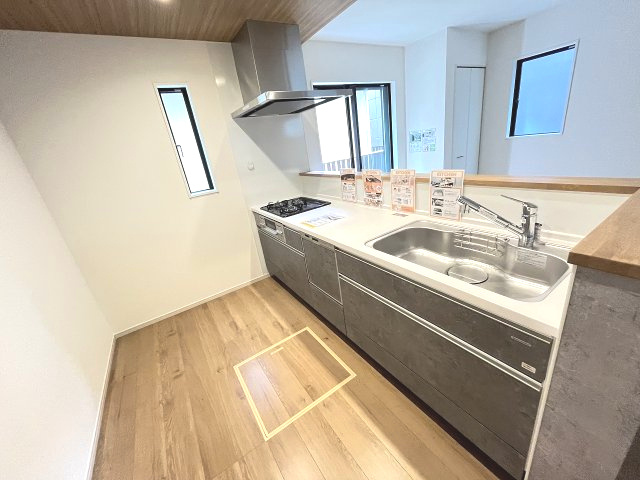 【キッチン】 | 福岡市城南区堤1丁目3期　1号棟（全2棟）【仲介手数料無料・0円】 | 施工例。施工例は完成時と異なる場合があります。
