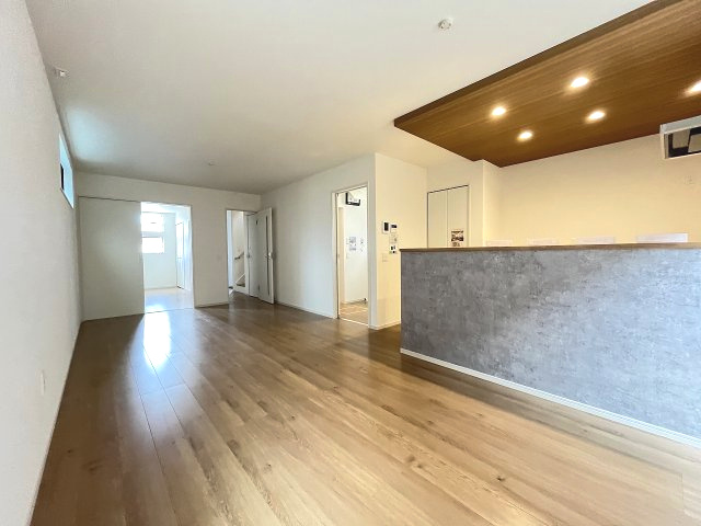 【内装】 | 福岡市城南区堤1丁目3期　1号棟（全2棟）【仲介手数料無料・0円】 | 施工例。リビングです。施工例は完成時と異なる場合があります。