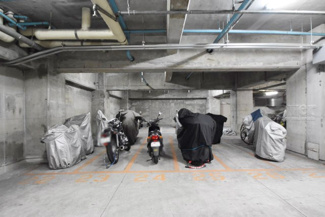 【駐車場】 | バイク置き場。空き区画の有無や駐輪料金、サイズおよび排気量規定などについては、改めてお問い合わせください。～即日のご見学可能～　お問合せはお気軽にどうぞ。