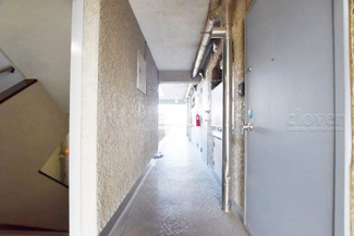 【その他共用部分】 | マンションの共用廊下です。きれいに清掃されています。周囲のお部屋の様子も、ぜひ伺ってみてください。～即日のご見学可能～　お問合せはお気軽にどうぞ。