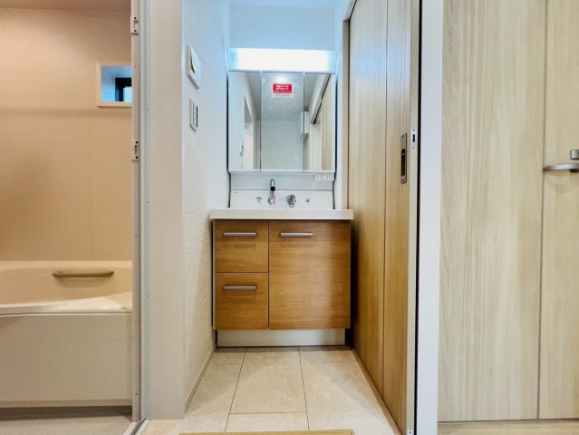 【独立洗面台】 | 練馬区桜台６丁目　新築戸建て | 【施工例】大きな鏡の洗面化粧台は収納も豊富で身支度もスムーズ