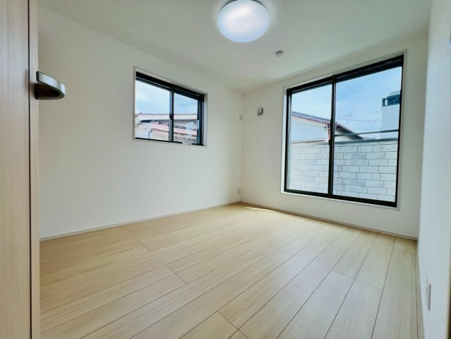 【洋室】 | 練馬区桜台６丁目　新築戸建て | 【施工例】２面採光で明るく快適に過ごせる洋室空間