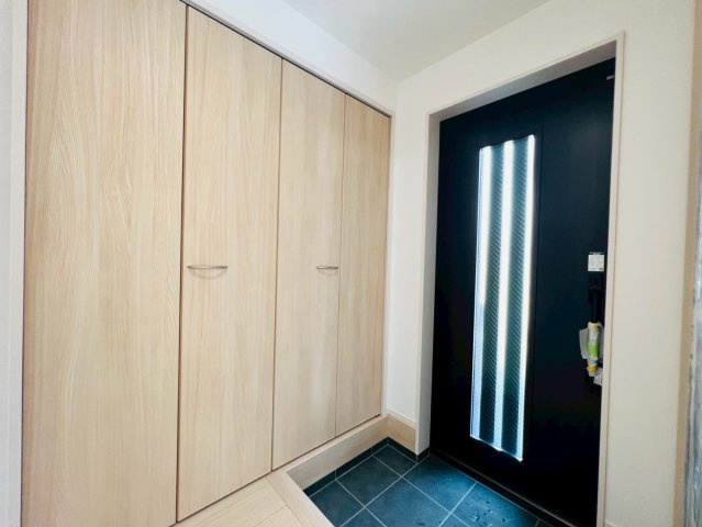 【玄関】 | 練馬区桜台６丁目　新築戸建て | 【施工例】シューズボックスもあり、収納も豊富な玄関