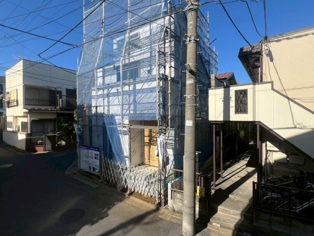 【外観】 | 練馬区桜台６丁目　新築戸建て | 【建築中】角地で陽当りも通風環境も良好の開放的な立地