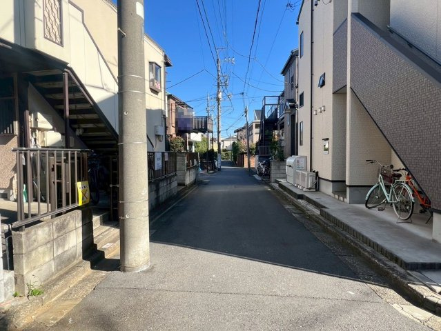 【前面道路含む現地写真】 | 練馬区桜台６丁目　新築戸建て | 見通しも良く、落ち着いた住宅街でゆったり過ごせる住環境