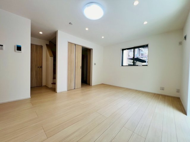 【居間・リビング】 | 練馬区桜台６丁目　新築戸建て | 【施工例】ゆったり、明るく清潔感溢れるダイニング空間