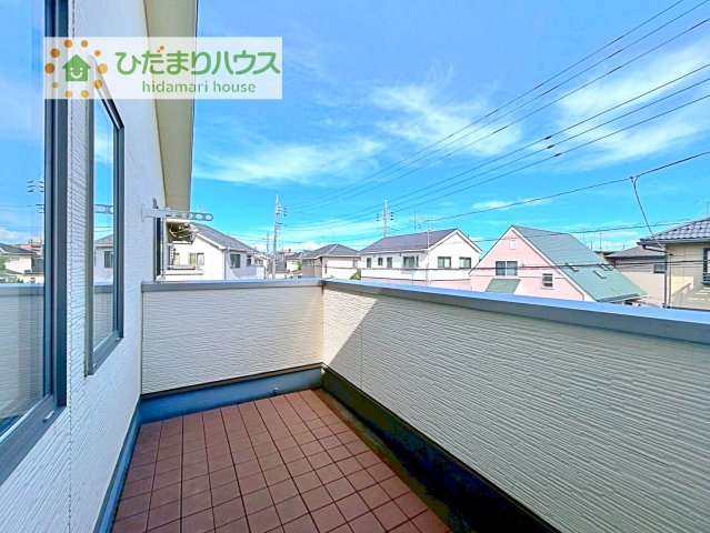 【バルコニー】 | 龍ケ崎市藤ケ丘6丁目　中古戸建 | 広々としたバルコニー。お洗濯物もぜーんぶ干せちゃいます！！