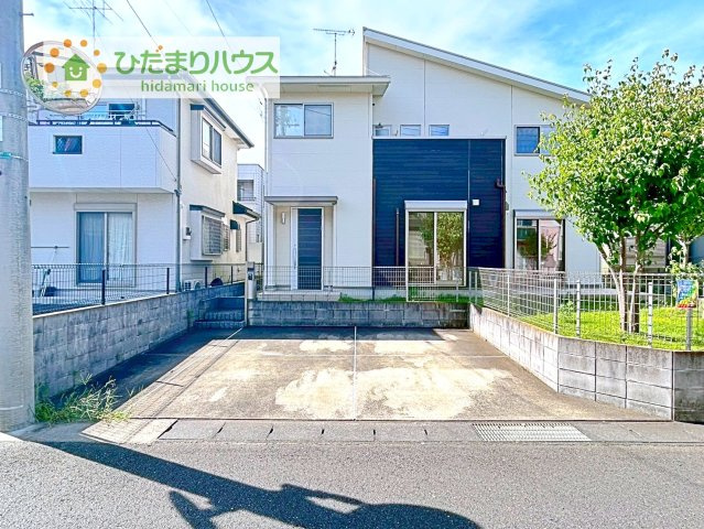 【駐車場】 | 龍ケ崎市藤ケ丘6丁目　中古戸建 | マイホームなら駐車場代がかかりません。しかも、自宅の駐車場で洗車ができます！今までコイン洗車に行っていた手間も省けて、節約にもつながります(^^♪