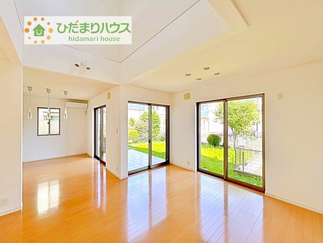 【居間・リビング】 | 龍ケ崎市藤ケ丘6丁目　中古戸建 | リビング上に開放感のある吹抜け☆