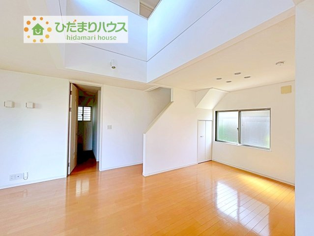 【居間・リビング】 | 龍ケ崎市藤ケ丘6丁目　中古戸建 | お子様が元気に遊べる広々としたリビングです。