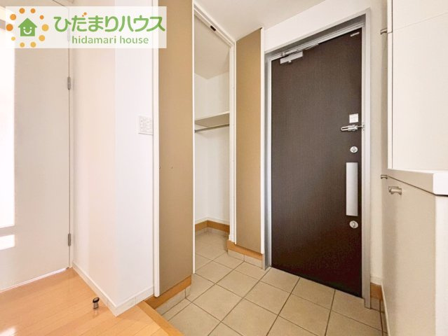 【玄関】 | 龍ケ崎市藤ケ丘6丁目　中古戸建 | スニーカーマニアも納得の天井まであるシューズボックス!(^^)!
