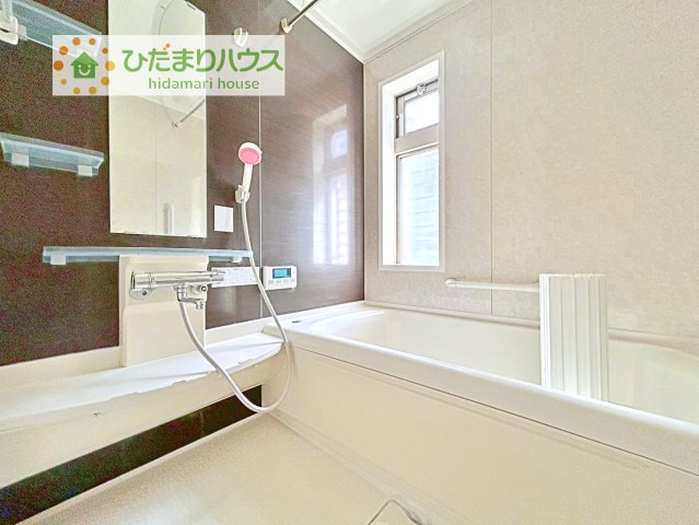 【浴室】 | 龍ケ崎市藤ケ丘6丁目　中古戸建 | 何歳まで一緒に入ってくれるだろうか・・・。
広いお風呂は、お子様と一緒に入るバスタイムがより楽しくなります。