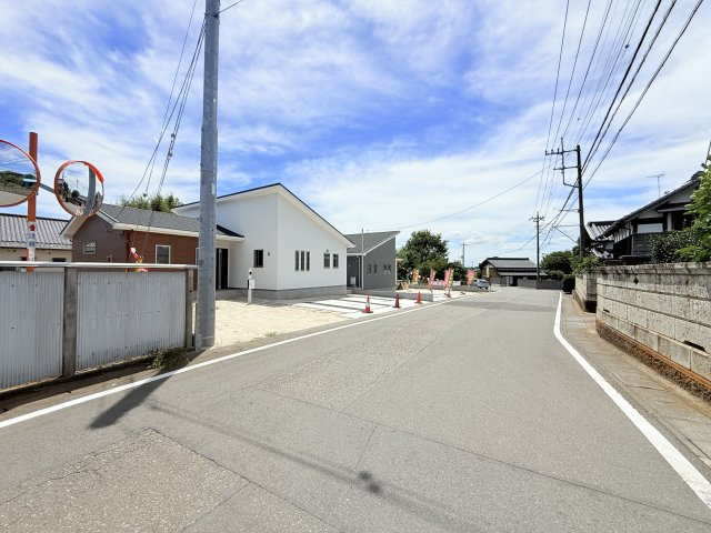 つくば市上里1期　新築戸建　2号棟の前面道路含む現地写真