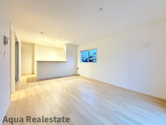 高松市太田下町の新築一戸建の居間・リビング|こちらのリビングで趣味の時間をお楽しみください