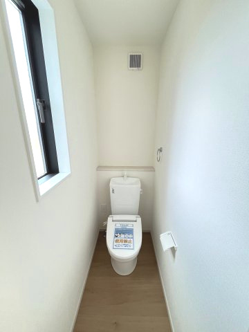 【内装】 | 福岡市城南区堤1丁目3期　2号棟（全2棟）【仲介手数料無料・0円】 | 施工例。2階にもトイレです。施工例は完成時と異なる場合があります。