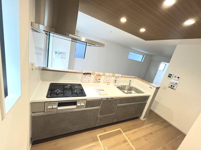 【キッチン】 | 福岡市城南区堤1丁目3期　2号棟（全2棟）【仲介手数料無料・0円】 | 施工例。施工例は完成時と異なる場合があります。